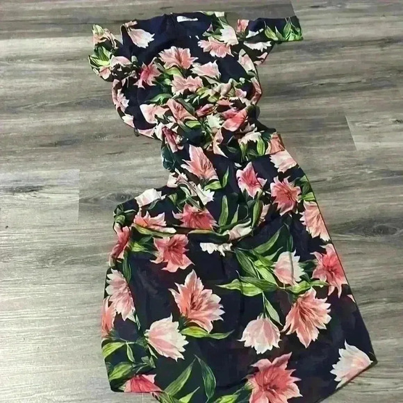 Eliza J gorgeous cold shoulder dress - Picture 1 of 5
